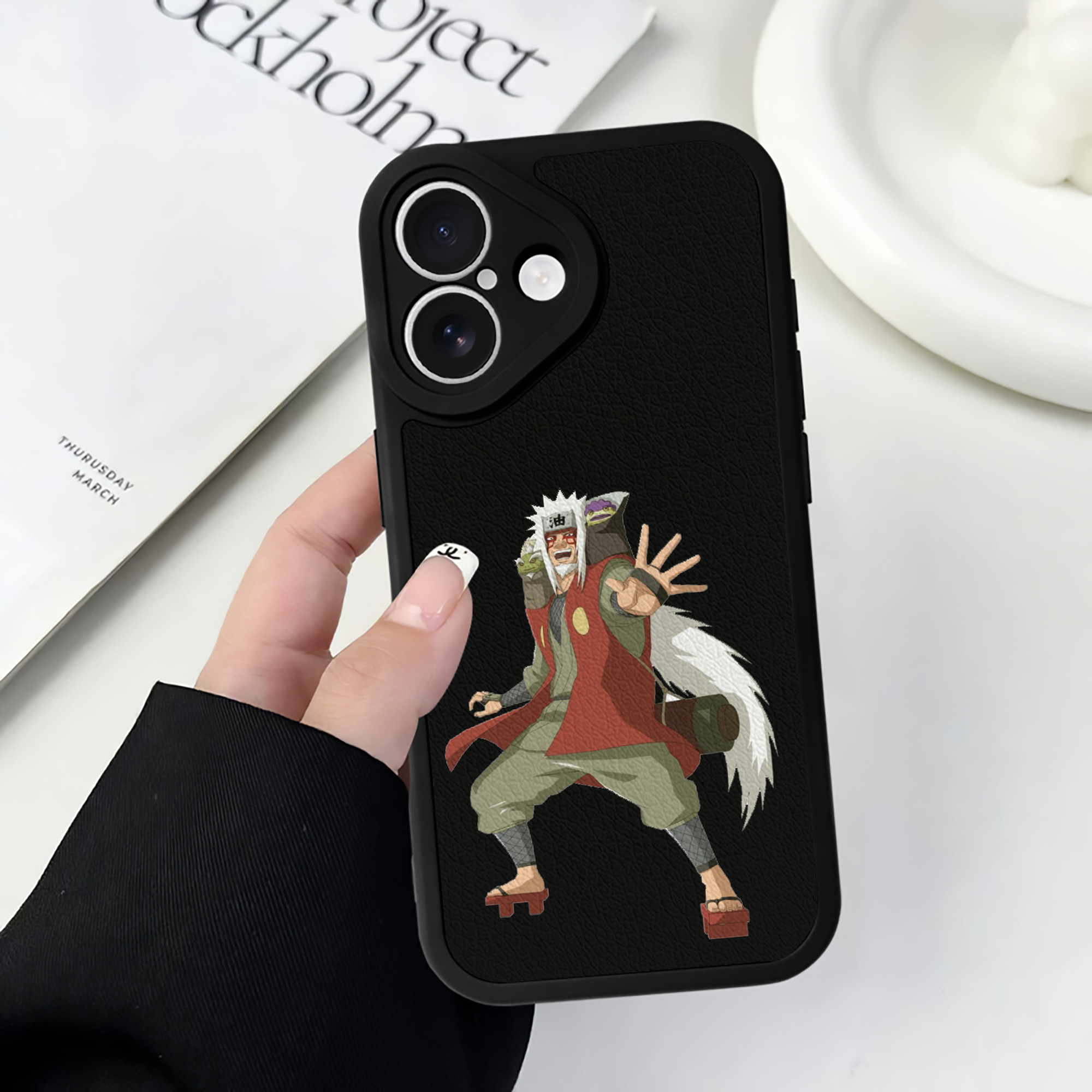 （画像用） NARUTO -ナルト- 自来也（じらいや） Jiraiya 【iPhone 16シリーズ対応】シリコンスマホケース（レザー調） 材質：シリコン